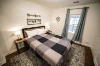 Farmhouse by the Lake with FAST Fiber Internet + Washer/Dryer! - Parvekkeita