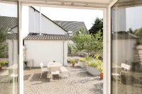 "Brunnenhaus": Stylish vacation home with Mediterranean courtyard and huge garden - Homestays