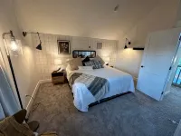 Gorgeous cabin, secluded fishing pond, swimming, paddling. Central for Daytrips! - 4-Star