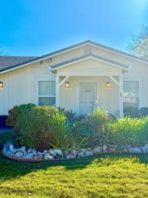Cozy 4bd Home w/ 3 King Beds + EV Charger + Trailer Parking - โฮมสเตย์