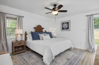 Stunning 180° Lake Views, Kerr Lake Retreat - WiFi