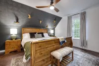 25% Off ~ Sauna, HotTub, Music, Games, Pets, 6TVs, FirePit, FullKitchen - Wifi