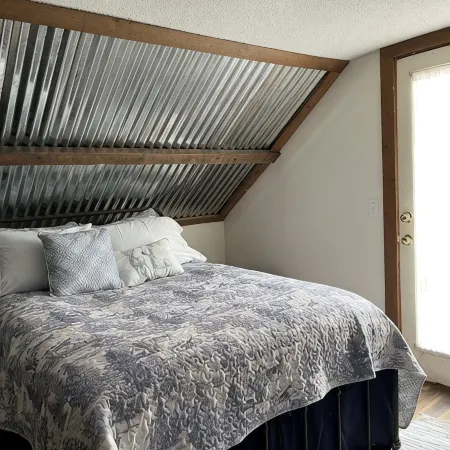 Roudy’s Retreat: Secluded Mountain Cabin with Hot Tub and Private Pond