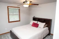 2 Bedroom, 1 Bathroom Convenient Green Bay Getaway - 3つ星