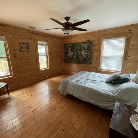 Unique lakefront 3 BR cabin directly on Lake Hartwell! 20 min drive to Clemson!