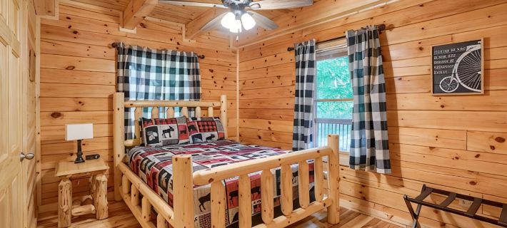 Beautiful ,spacious log cabin. Close to all the attractions in the Hocking Hills Hotels in Hocking County