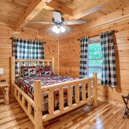 Beautiful ,spacious log cabin. Close to all the attractions in the Hocking Hills