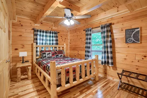 Beautiful ,spacious log cabin. Close to all the attractions in the Hocking Hills - Feriehus