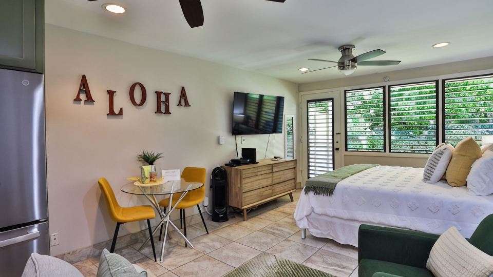 The Napili Bay, Steps to Sand, Studio, King bed, Remodeled in June of 2023