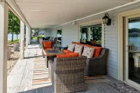 Lake Front Luxury-5 beds, 3 baths, Tiki Bar, 2 slip dock - 4-Star