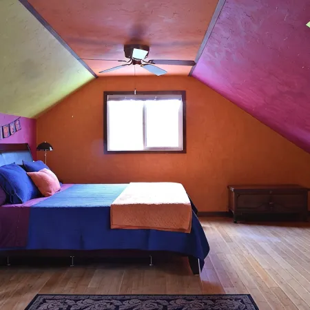 Lodging and Art Gallery-Charming Space Next to Everything, Walk Anywhere!