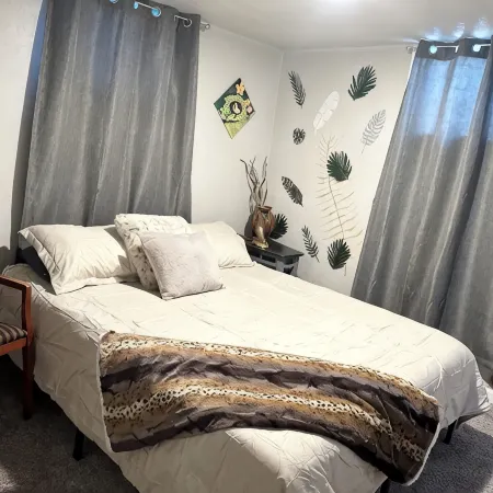 Selfie house • Abundance of Entertainment & Amenities • Hot Tub • King Bed•