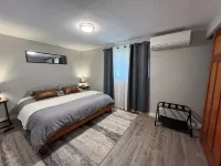 Outdoor Living and Indoor Bar - Entire house - walk to Autzen Stadium - Bathtub