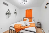 Deck+Fenced Back Yard+ King Bed+Bedroom TV+Pets Welcome! - 3-Star