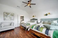 Spacious 4-bedroom house in peaceful Irving with WiFi, AC, Keyak fun - Bungalows