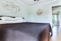 LALALAND -2 master suites, king bed,  comfort & location “No chores” at checkout - balcony