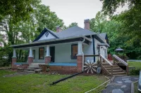 The Cozy Bungalow - Official Historic Home Near UNC! - 3つ星