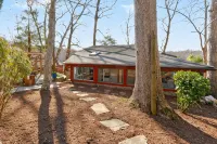 Hilltop Lakefront Historical Home w/ SPECTACULAR VIEW 40 min from Washington DC! - Boutique