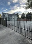 Newly  renovated, centrally located home with private gate, RV parking & Hot Tub - Bintang 4