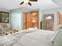 Elk Mountain Lodge: An AVL Mountain Escape w/Hot Tub, Fireplace, Hi-Speed Wifi - Chalets