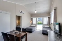 Gardner Court Motel - С бассейном