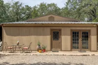 country living in a city. very close to DFW airport. in the heart of town - Wi-Fi
