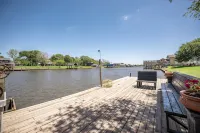 "THE TEXICAN" - Beautiful, Waterfront Home on Caney Creek - 3 stjerner