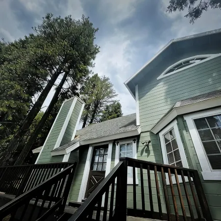 Treehouse Lodge- A quiet hilltop creative retreat, minutes from the lake.