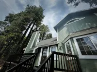 Treehouse Lodge- A quiet hilltop creative retreat, minutes from the lake. - balcony