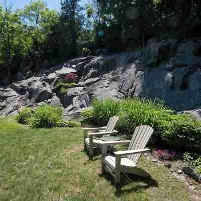 Stroll to SeaView/Beach; Great Yard Hotel Exterior