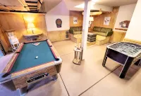Gorgeous Forest Cabin with Hot Tub & Game Room - Chalets
