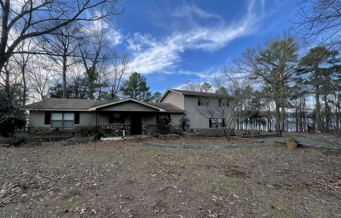 Perfect family sized lakefront home! Enjoy Greer’s Ferry lake from the backyard.