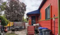 Lodging and Art Gallery-Charming Space Next to Everything, Walk Anywhere! - บังกะโล
