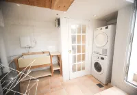 A 6 bedroom property, 2  minute walk to the sea front, beach and restaurants. - 4-Star