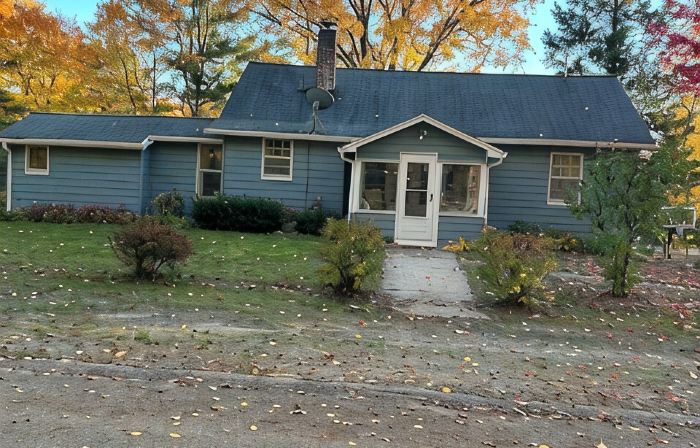 Rabbit Run - Cozy cottage in the heart of Walloon Lake Village. Family-friendly!