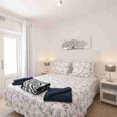 Newly renovated penthouse in a complex with pool on the seafront Rooms
