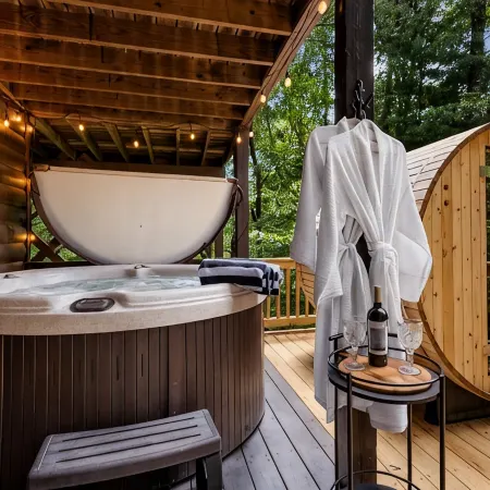 Secluded Cherry Log Cabin - Sauna - Hot Tub - Putting Green