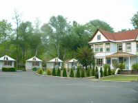Seven Dwarfs Motel & Cabins - Lodges