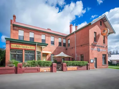 Holgate Brewhouse Hotels near Macedon Park Emu Farm