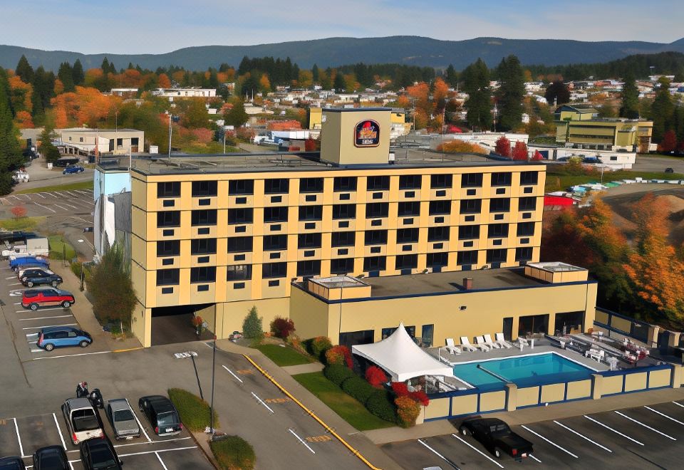 an aerial view of a large hotel with a swimming pool , surrounded by cars and trees at Best Western Plus Barclay Hotel