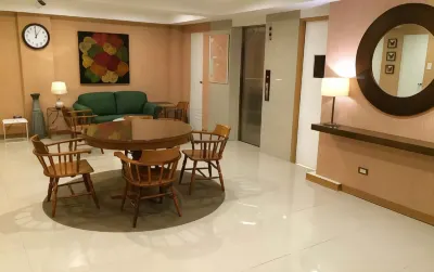 Stone House Hotel Pasay โรงแรมใน