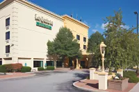 La Quinta Inn & Suites by Wyndham Milwaukee Bayshore Area