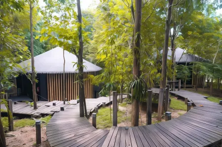 The Sense Resort Kanchanaburi Отели рядом с достопримечательностью «Tham Kra Sae Bridge»