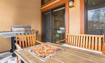 Cloud 9 by AvantStay Located at the Base of Vail Ski Resort w Community Pool Hot Tub