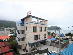 Samcheok Solbada Pension (Right in Front of Yonghwa Beach)