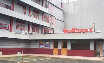 RedDoorz Plus Near Rscm Jakarta
