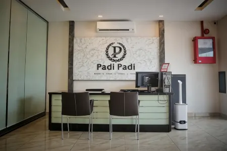 Padi Padi Hotel Отели рядом с достопримечательностью «Galeri Seni Piring Hitam»