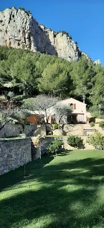 Provencal villa perched in the hills Отели рядом с достопримечательностью «National Navy Museum of Toulon»