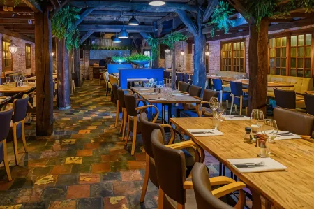 Grand Hotel Amstelveen Отели рядом с достопримечательностью «Clara Maria Cheese & Clog Farm»