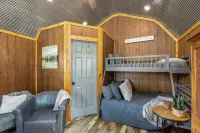 The Cowskin Bunkhouse - Lakeview Getaway - perfect for fishermen/small families!